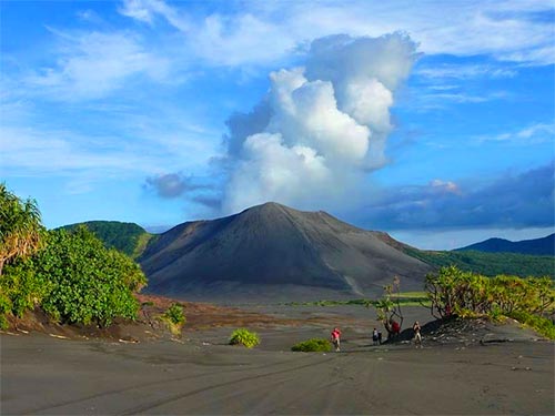 Dr_Anne_Small_Polynesia_volcano3